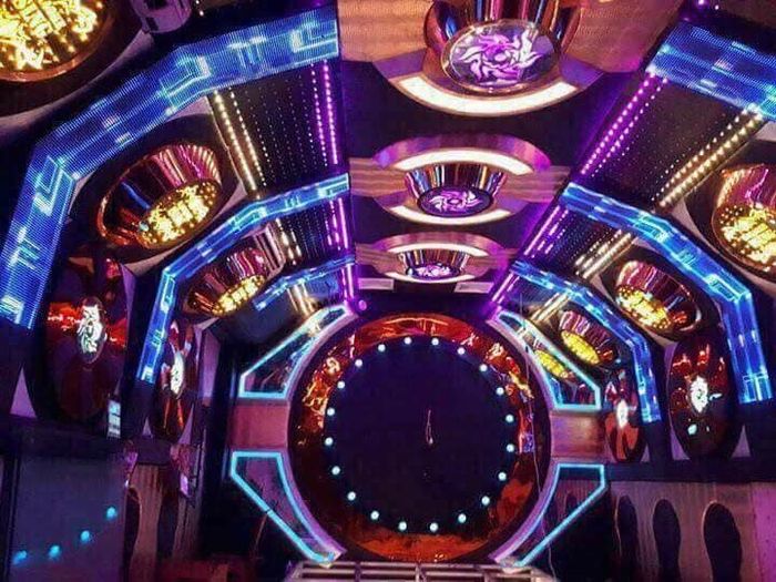 Không gian tiệc tùng sôi động tại Karaoke Crown