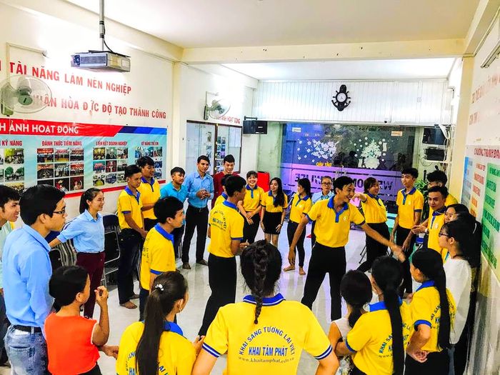 Không gian trò chơi được tổ chức theo hình tròn, tạo sự gắn kết và công bằng cho tất cả người tham gia.