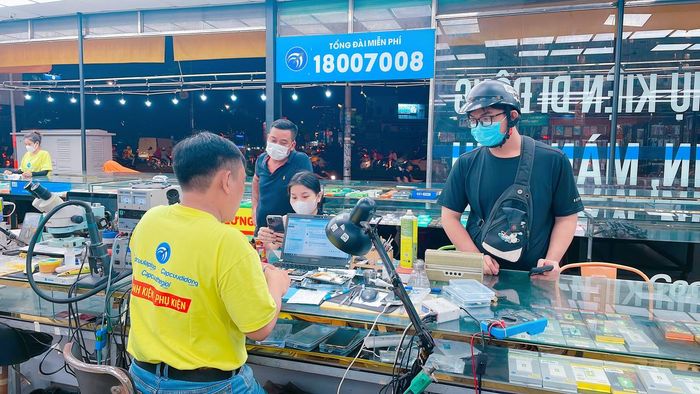 Quy trình thay màn hình chuyên nghiệp tại Cấp Cứu Di Động