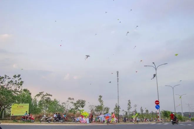 Bầu trời diều thơ mộng bên Hồ Đá