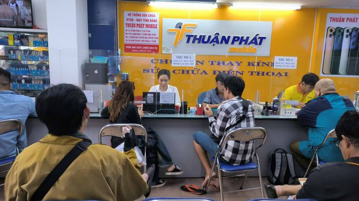 Hình ảnh thực tế quy trình thay màn hình tại Thuận Phát Mobile