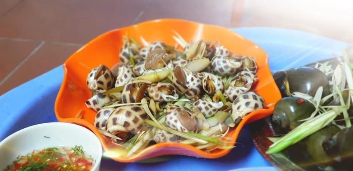 Những Món Ốc Đặc Sắc Tại Ốc 13 Bến Ngự (Ảnh 2)