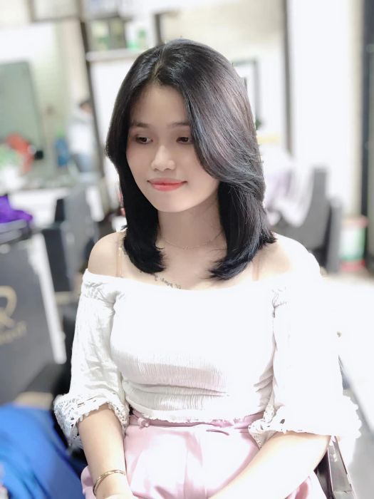 Hình ảnh thứ hai ghi lại nét đẹp và phong cách tinh tế của Salon Lữ Khuyên