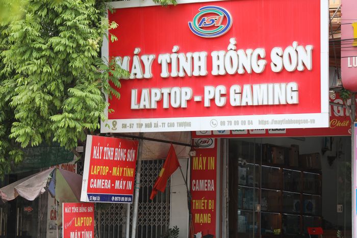 Hình ảnh 1 - Không gian trưng bày sản phẩm đa dạng tại Máy Tính Hồng Sơn