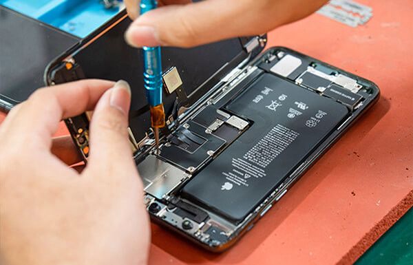 Quy trình thay màn hình iPhone đạt chuẩn tại FASTCARE