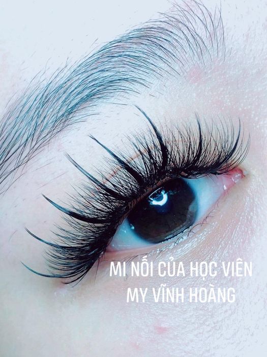 Học viên thực hành kỹ thuật nối mi chuyên nghiệp