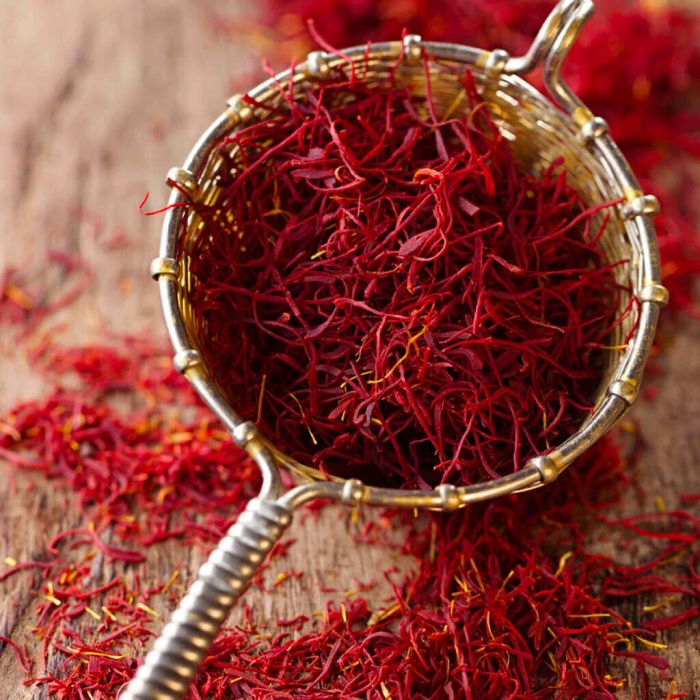 Nhụy Hoa Nghệ Tây Saffron Queen Saffron Organic Super Negin – Hình ảnh 2 tôn vinh vẻ đẹp tinh khiết và quý giá của từng sợi nghệ tây thượng hạng.