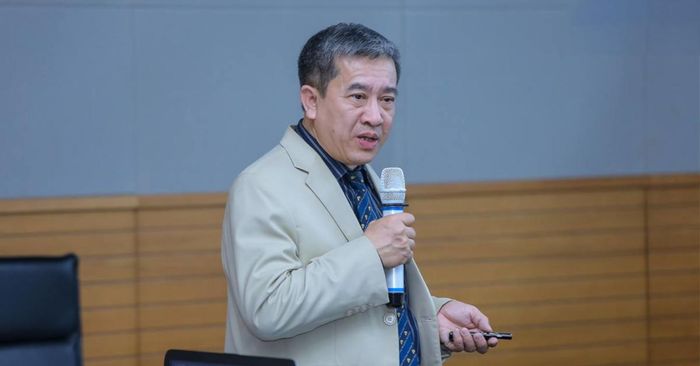 Hình ảnh PGS.TS Nguyễn Văn Liệu trong phòng khám - Đôi bàn tay vàng của ngành thần kinh
