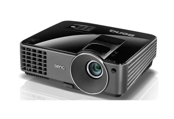 Hình ảnh thực tế máy chiếu BenQ trong không gian trình chiếu