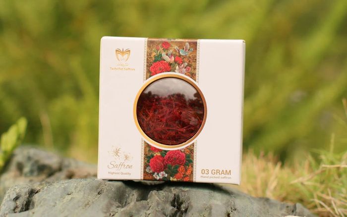 Nhụy Hoa Nghệ Tây Tashrifat Premium Negin Saffron Iran ảnh 2 – Khoảnh khắc sắc đỏ rực rỡ của sợi saffron tinh khiết, ghi dấu giá trị vàng đỏ quý giá từ đất Iran.
