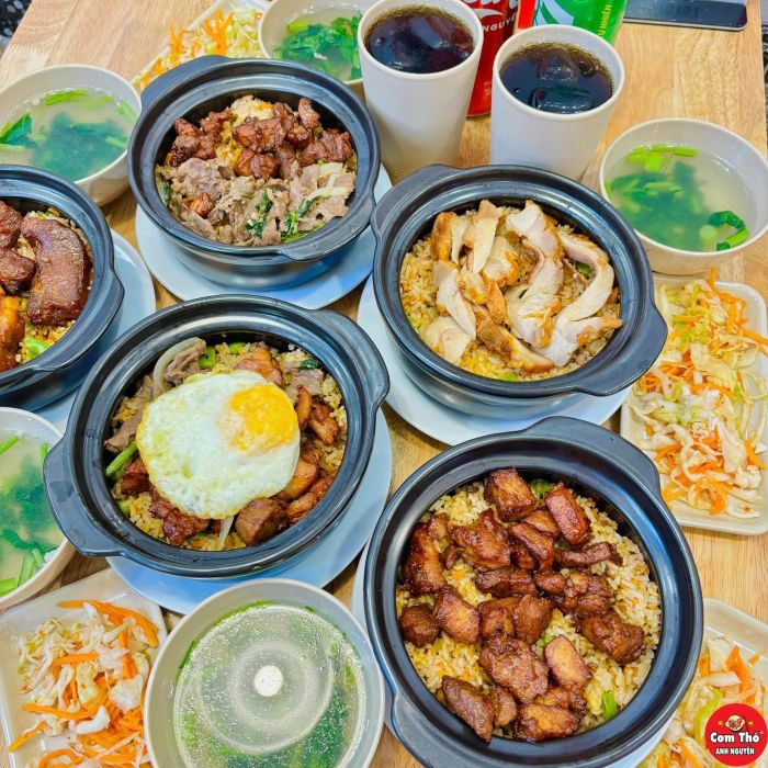 Những thố cơm vàng ươm, hấp dẫn tại Cơm Thố Anh Nguyễn