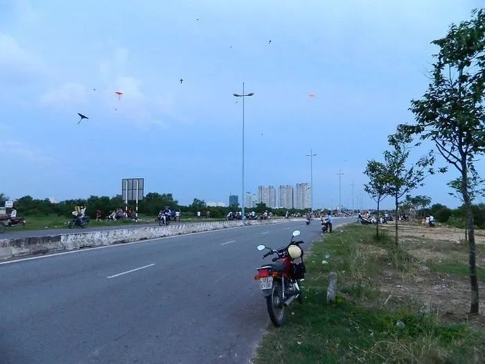 Bầu trời diều rực rỡ tại chân cầu Thủ Thiêm