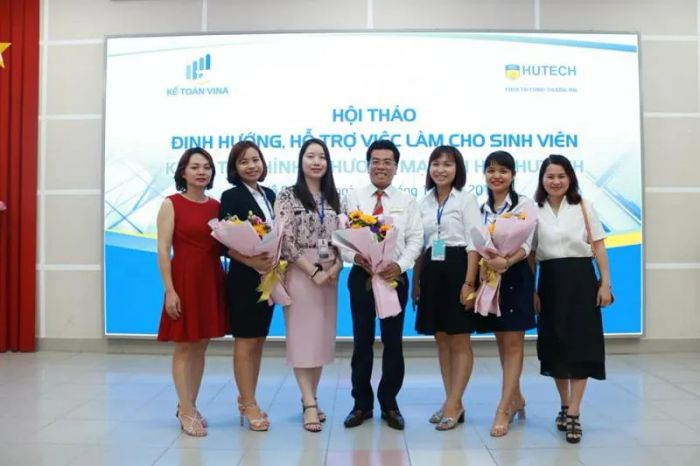 Hình ảnh đội ngũ chuyên gia kế toán tại Kế Toán Vina