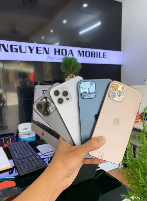 Toàn cảnh không gian trưng bày tại Nguyễn Hòa Mobile – ảnh 2