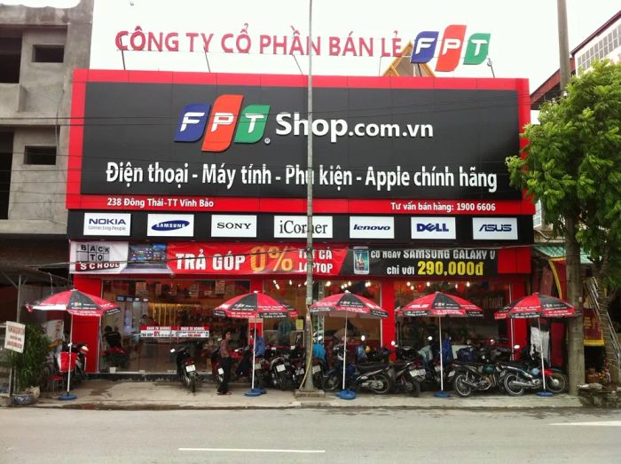Không gian trưng bày sản phẩm tại FPT Shop – ảnh 1