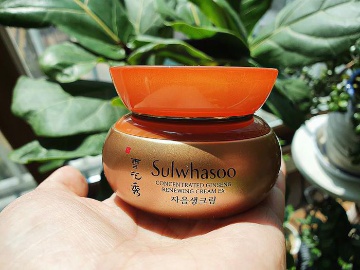 Sulwhasoo Concentrated Ginseng Renewing Cream EX Light - hình ảnh thứ hai minh chứng cho sự sang trọng và hiệu quả vượt trội của dòng kem nhân sâm cao cấp.