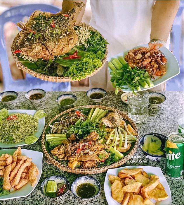 Khung cảnh thơ mộng bên hồ câu tại Thủy Trúc