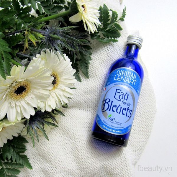 Hình ảnh sang trọng của chai Eau florale de Bleuets trong ánh sáng tự nhiên