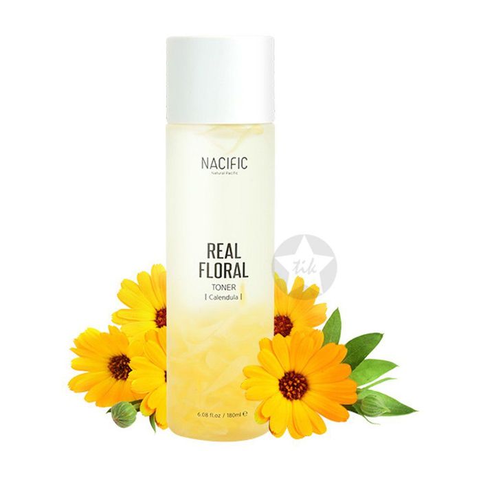 Hình ảnh chai NACIFIC Real Floral Toner với những cánh hoa cúc lơ lửng