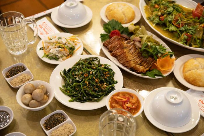 Góc nhìn ấm cúng tại Hương Việt - Cơm niêu cơm đập, ảnh 2