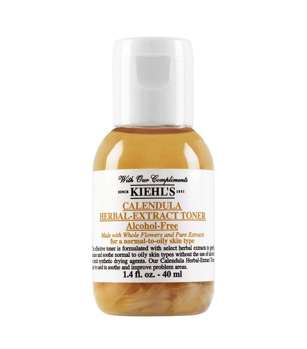 Hình ảnh chai Kiehl's Calendula Toner với những cánh hoa cúc vàng lơ lửng