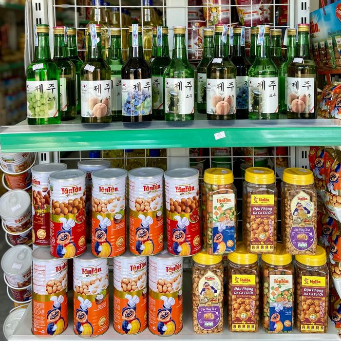 Không gian mua sắm tại Cửa Hàng Tiện Lợi Vy Nguyễn