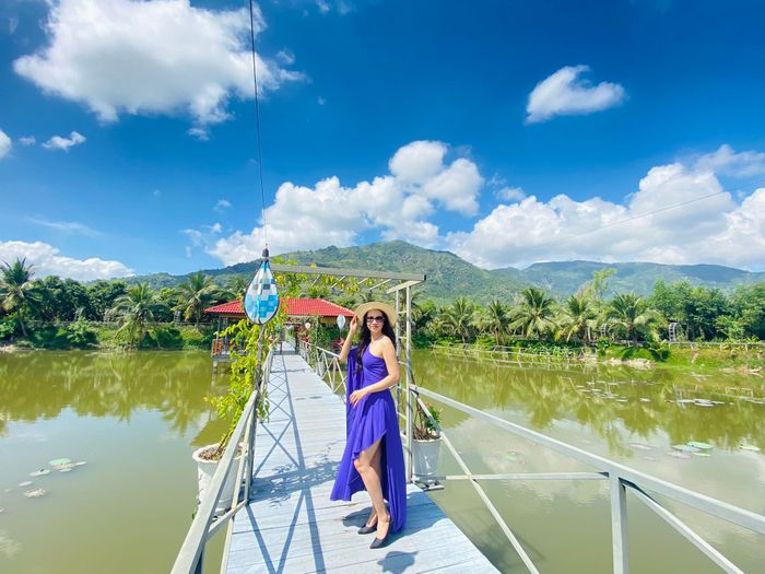 Khoảnh khắc thư giãn bên hồ sen Thanh Thảo