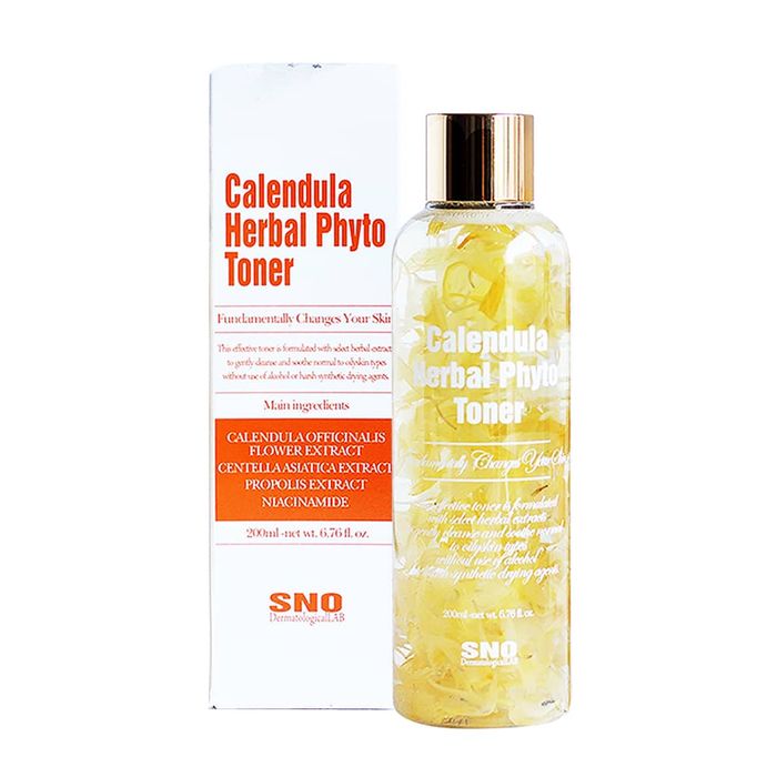 Hình ảnh thực tế chai toner SNO Calendula Herbal Phyto với cánh hoa cúc vàng lơ lửng