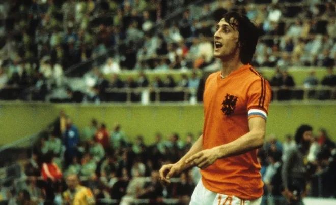 Hình ảnh biểu tượng: Johan Cruyff thực hiện cú ngoặt bóng làm thay đổi lịch sử bóng đá - khoảnh khắc đẹp như tranh vẽ đã trở thành di sản bất hủ trong làng túc cầu thế giới.