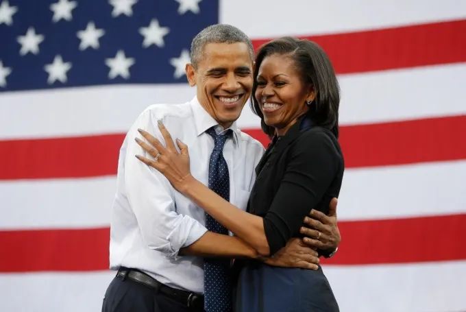 Tình yêu bền chặt giữa Barack và Michelle Obama qua trang viết 'Miền Đất Hứa'