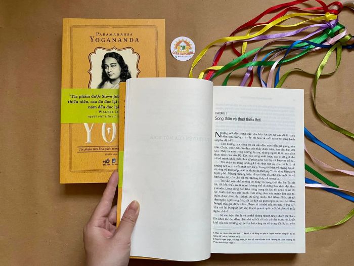 Hình ảnh ấn tượng từ 'Tự Truyện Của Một Yogi' - chân dung Paramahansa Yogananda, vị đạo sư đã mang yoga đến với phương Tây, người mà cuộc đời là minh chứng sống động cho sức mạnh tâm linh.