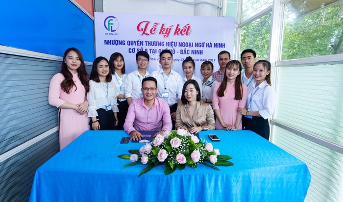 Hình ảnh lớp học tương tác với giảng viên bản ngữ tại Hà Ninh