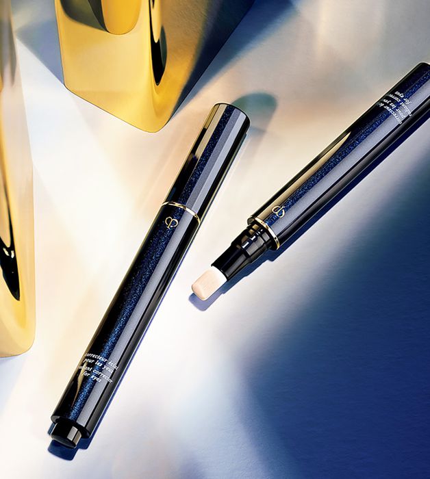 Hình ảnh thực tế bút che khuyết điểm Clé de Peau Beauté Radiant Corrector For Eyes