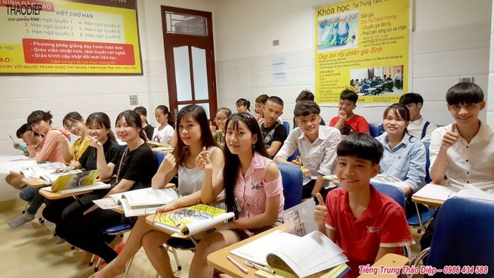 Hình ảnh giảng viên và học viên Atlantic trong giờ học tương tác