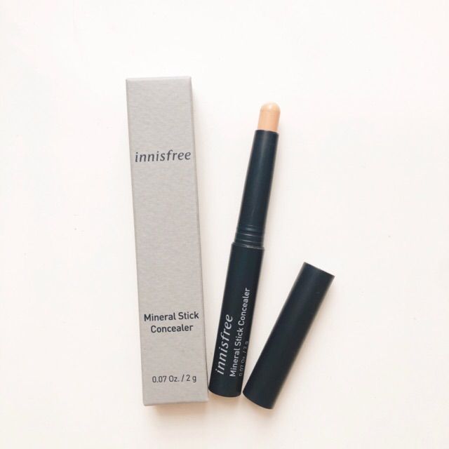 Hình ảnh chân thực bút che khuyết điểm Mineral Stick Concealer từ Innisfree