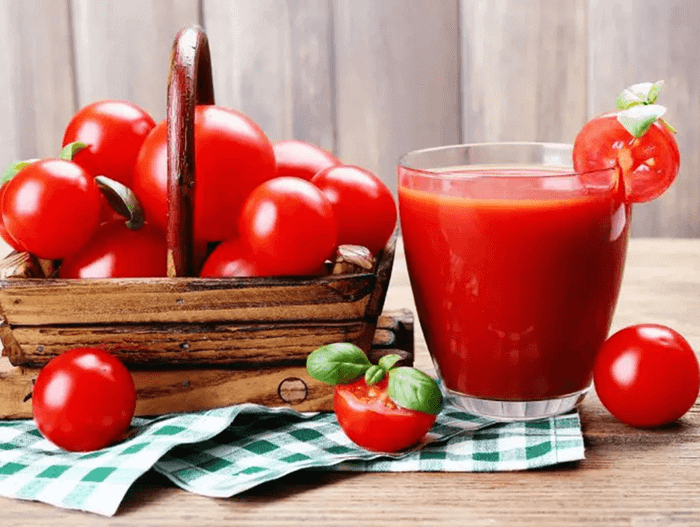 Bức hình nghệ thuật về vườn cà chua trĩu quả, những chùm quả lấp lánh như những chiếc đèn lồng thiên nhiên