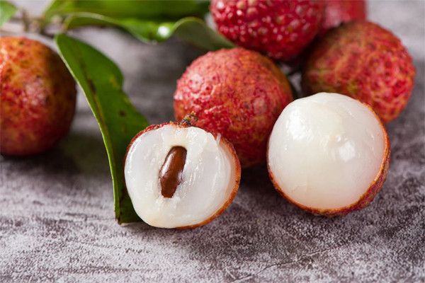 Hình ảnh những chùm vải căng tròn hấp dẫn
