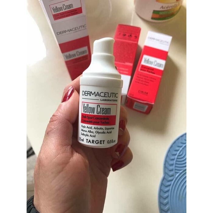 <p><strong>Kem điều trị nám Dermaceutic Yellow Cream</strong> là một sản phẩm đặc trị nám da hiệu quả, được thiết kế với công thức tối ưu từ acid kojic, arbutin, cam thảo, giúp làm mờ nhanh chóng các đốm nám và ngăn ngừa sự hình thành melanin. Melanin là nguyên nhân chính gây ra các đốm nâu, nám, và sự không đều màu da. Đặc biệt, glycolic acid trong sản phẩm giúp loại bỏ tế bào chết, tái tạo làn da mới mịn màng và tươi sáng.</p><p><br></p><p>Với acid salicylic, kem giúp làm sạch lỗ chân lông, ngăn ngừa mụn và bảo vệ da khỏi tác hại của ánh nắng mặt trời. Sự kết hợp hoàn hảo này không chỉ giúp làm sáng da mà còn giữ cho làn da luôn khỏe mạnh và cân bằng.</p><p><br></p><p><strong>Thành phần</strong></p><p>Acid kojic, arbutin, cam thảo, acid salicylic, glycolic acid và các thành phần khác.</p><p><br></p><p><strong>Công dụng</strong></p><ul><li>Ức chế sự hình thành melanin, làm mờ các đốm nám và sạm màu trên da.</li><li>Bảo vệ da khỏi tác hại của ánh nắng và chống lại các yếu tố gây lão hóa da.</li><li>Loại bỏ tế bào chết và làm sáng da.</li><li>Thúc đẩy sự tái tạo tế bào mới và sản sinh collagen, giúp da mềm mịn và đàn hồi hơn.</li><li>Ngăn ngừa mụn và giúp da luôn khỏe mạnh, sạch sẽ.</li></ul><p><strong>Cách dùng</strong></p><p>Sau khi làm sạch da, lấy một lượng kem vừa đủ thoa lên vùng da bị nám, massage nhẹ để kem thấm sâu vào da. Sử dụng vào buổi tối trước khi đi ngủ.</p><p><br></p><p><strong>Giá tham khảo:</strong> 1.125.000 đ</p><p><strong>Link mua hàng:</strong> <span>https://aladin.com.vn/product/kem-dieu-tri-nam-dermaceutic-yellow-cream/</span></p>