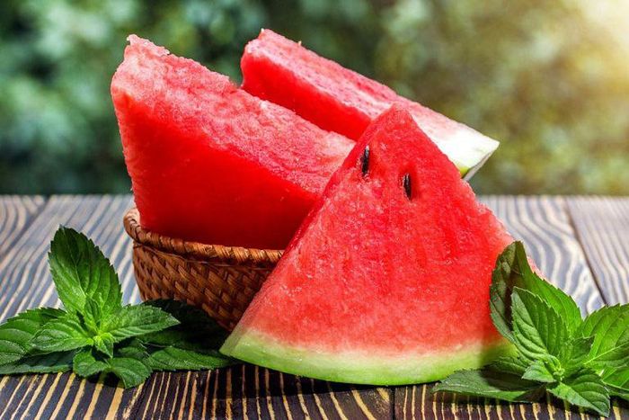 Hình ảnh những lát dưa hấu đỏ thắm tươi roi rói, lấp lánh như những viên ruby dưới nắng hè