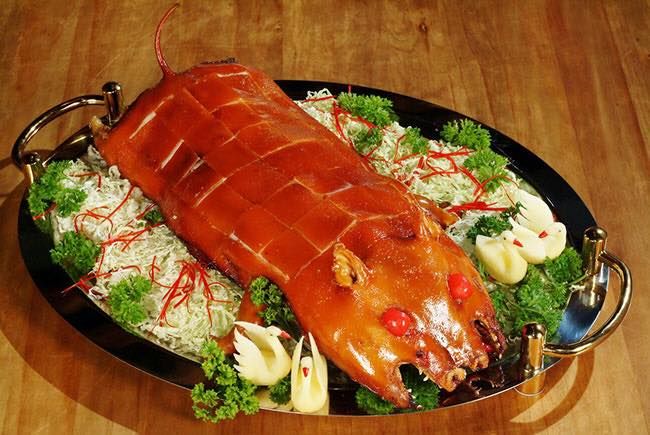 Hình ảnh món heo quay vàng ươm hấp dẫn tại Cửa Hàng Tuấn Mập