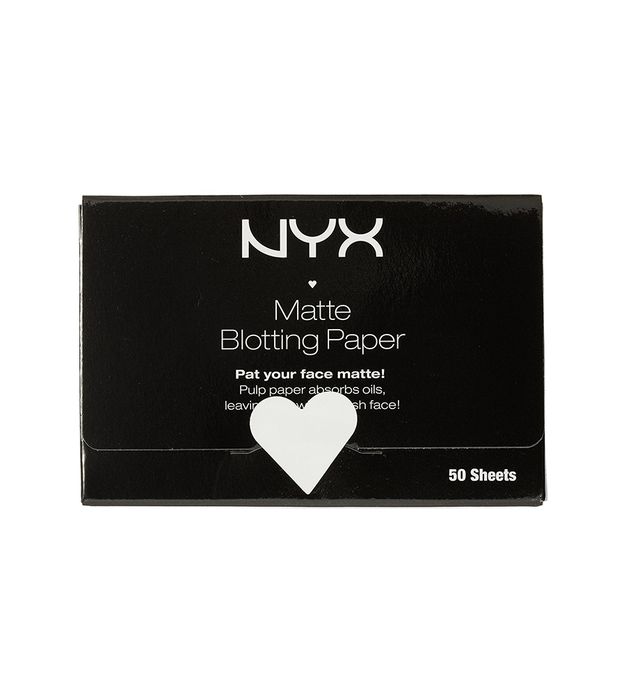 Giấy Thấm Dầu NYX Matte Blotting Paper - Ảnh thực tế: Thiết kế giấy mỏng nhẹ như lụa, thấm dầu không để lại vết trên da