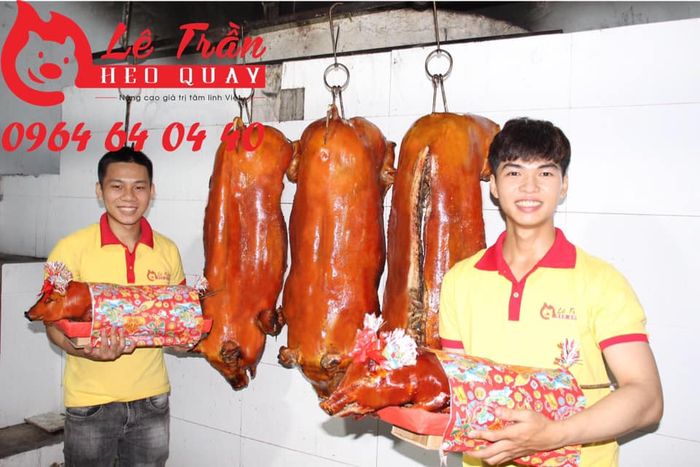 Hình ảnh heo sữa quay vàng ruộm đặc trưng tại Heo Quay Lê Trần