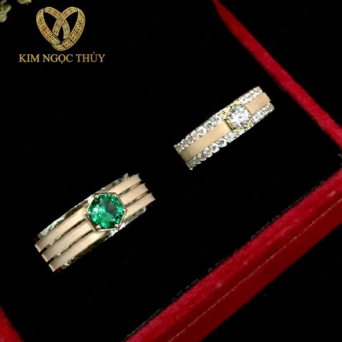 Nhẫn Cưới Kim Ngọc Thủy ảnh 3 - Góc nhìn nghệ thuật khắc họa sự lấp lánh của chất liệu vàng cao cấp cùng thiết kế độc đáo.