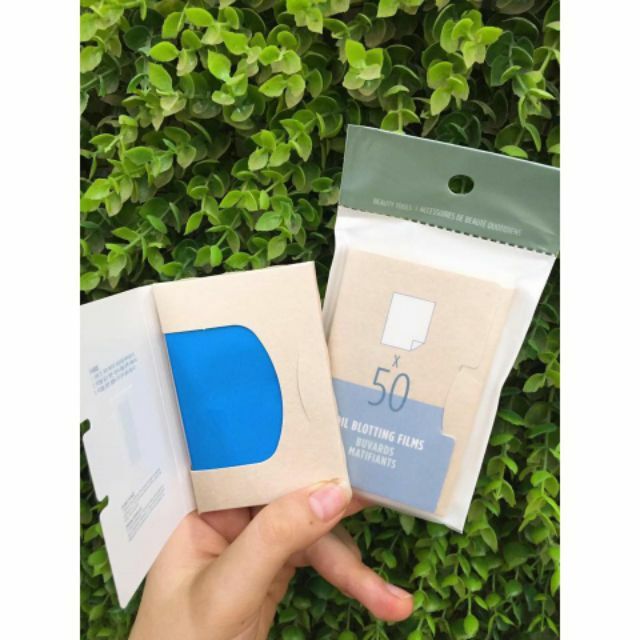 Giấy Thấm Dầu TFS Daily Beauty Tools Oil Film - Ảnh minh họa 2: Thiết kế màng lọc dầu trong suốt, hút nhờn tức thì không làm xô lệch lớp makeup