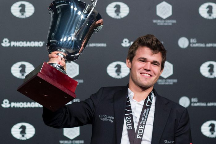 Carlsen – Người được mệnh danh là “thiên tài ngạo mạn” trong làng cờ vua, với những chiến thắng đầy ấn tượng và cách chơi cờ không ai có thể theo kịp.