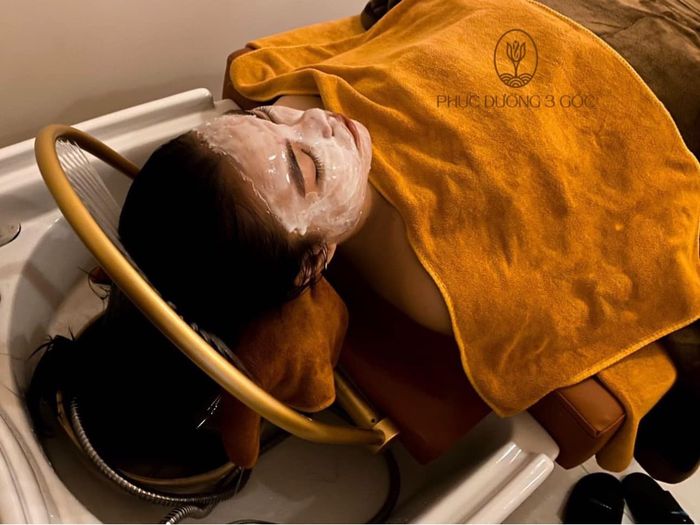 Spa Phục Dưỡng 3 Gốc không chỉ là nơi chăm sóc tóc, mà còn là điểm đến lý tưởng cho những ai tìm kiếm sự thư giãn. Với các gói dịch vụ đa dạng, từ gội đầu 40 phút đến gói 60 phút, nơi đây mang đến sự thoải mái tối đa với các sản phẩm dầu gội và tinh dầu thiên nhiên, giúp khách hàng cảm nhận sự thư thái ngay sau lần trải nghiệm đầu tiên.