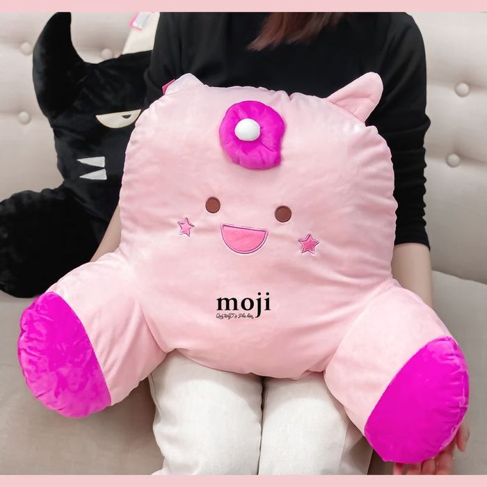 Không gian mua sắm đầy màu sắc tại Moji Shop