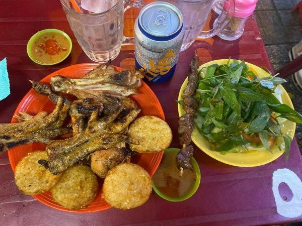 Hình ảnh gà nướng vàng ươm tại Bùi Thị Xuân