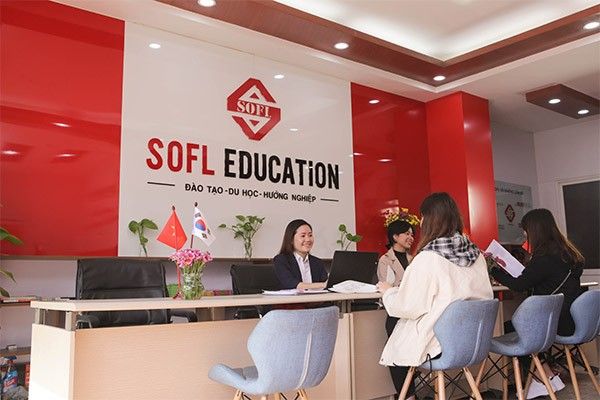 Giảng viên bản xứ tương tác với học viên tại SOFL