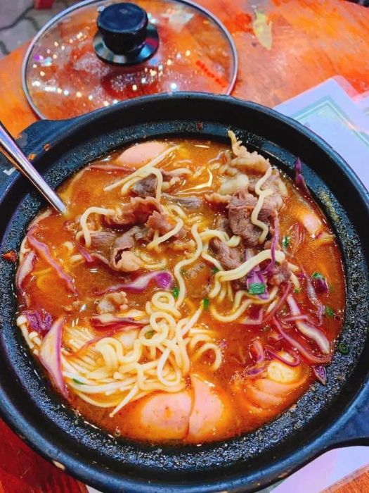 Hình ảnh tô mì cay hấp dẫn tại Chansol